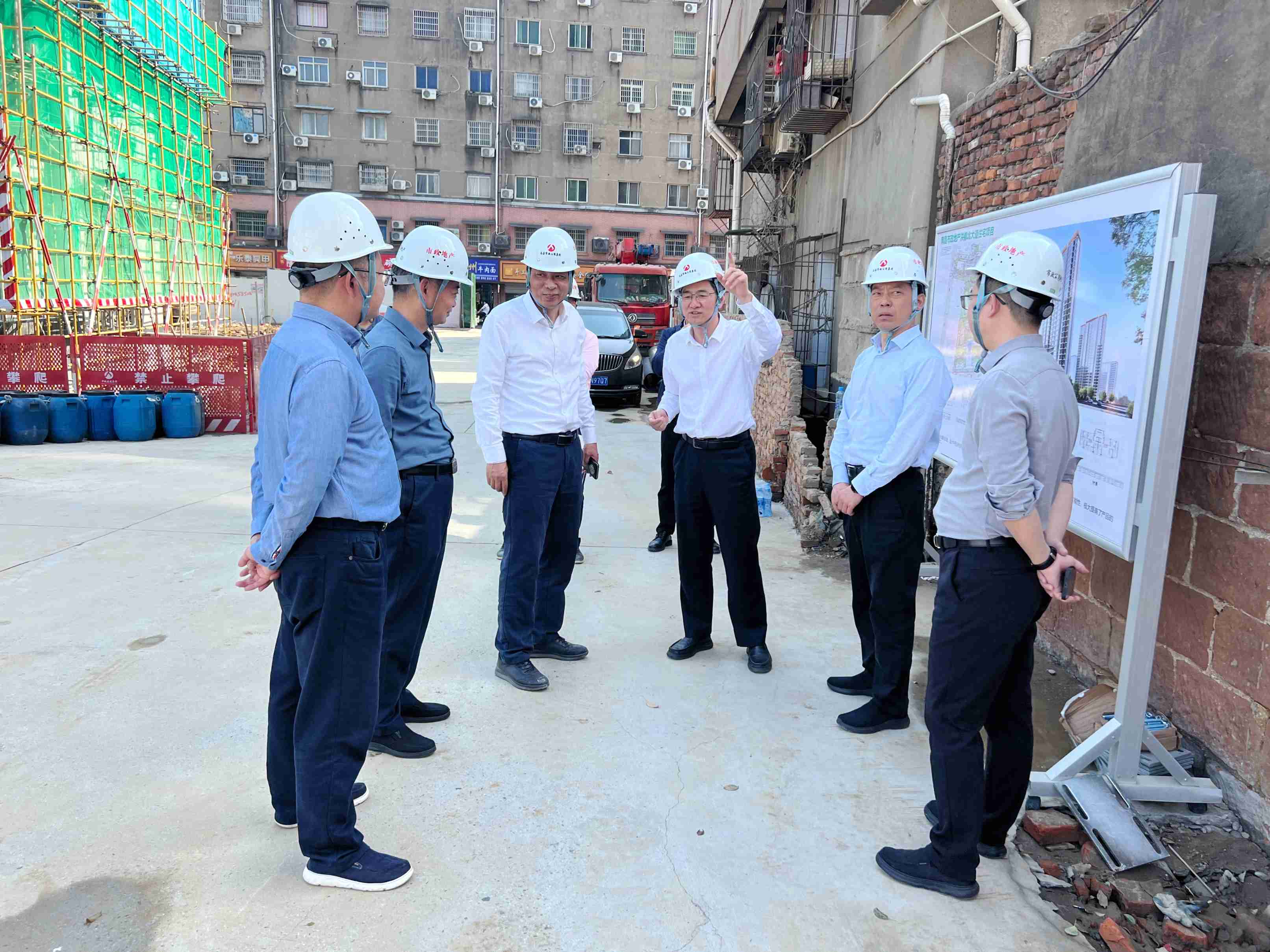 南昌市國(guó)資委黨委書(shū)記、主任陳建軍一行深入我司承建的南昌市政地產(chǎn)洪都北大道住宅項(xiàng)目調(diào)研