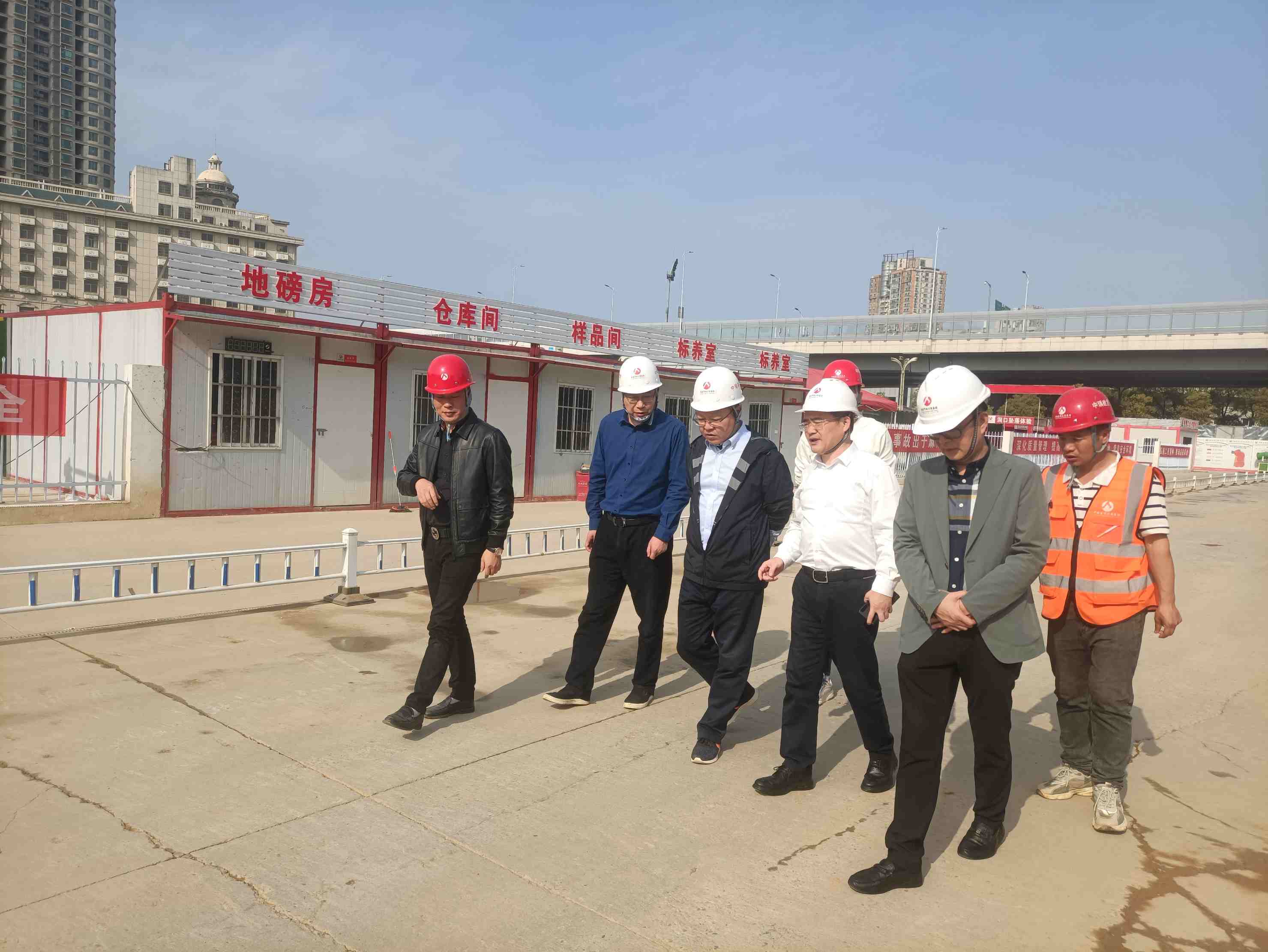 市政公用集團(tuán)黨委委員、副總經(jīng)理鄒建偉一行深入我司承建的南昌市政地產(chǎn)錦繡文瀾項(xiàng)目開(kāi)展安全生產(chǎn)工作督導(dǎo)檢查